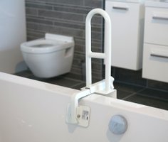 Om het bad in en uit te stappen, is een badrandbeugel meestal de veiligste oplossing, vooral in combinatie met nog een wandbeugel.